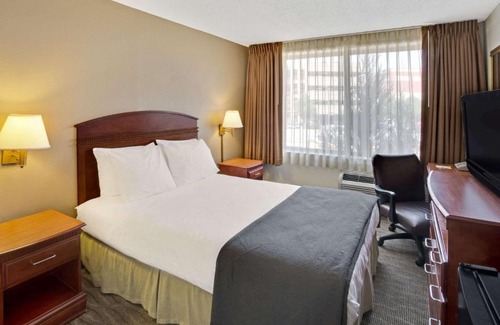 Downtown Hotel | Days Inn by Wyndham Silver Spring