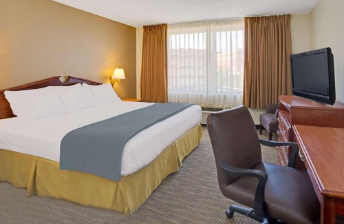 Downtown Hotel | Days Inn by Wyndham Silver Spring
