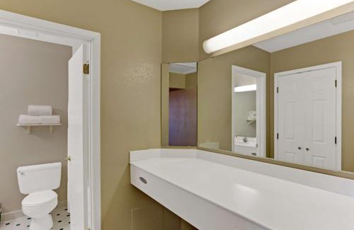 Barrio Hollywood Hotel | Days Inn by Wyndham Tucson City Center