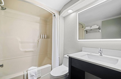 Utica Hotel | Days Inn by Wyndham Utica