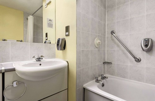 Bishopswood Hotel | Days Inn by Wyndham Watford Gap