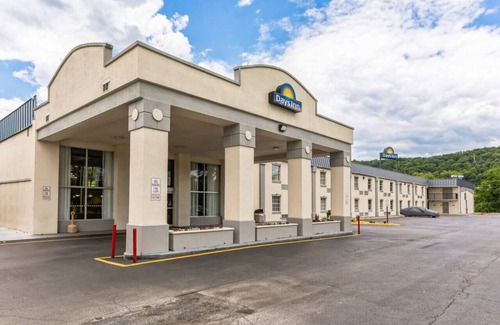 Hollins House | Days inn I81 double bed room