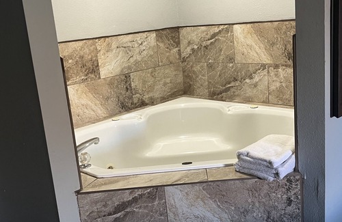 Williamsburg Hotel | Days Inn & Suites by Wyndham Williamsburg IA North