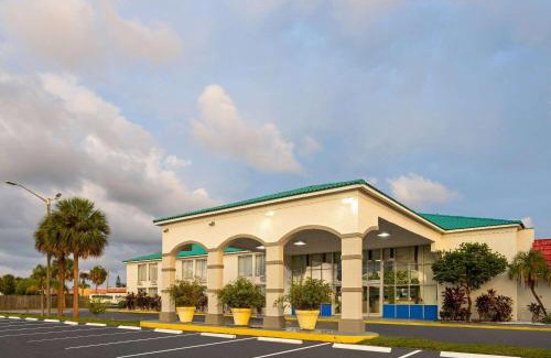 Fort Pierce Hotel | Days Inn & Suites by Wyndham Fort Pierce Midtown