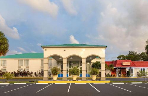 Fort Pierce Hotel | Days Inn & Suites by Wyndham Fort Pierce Midtown