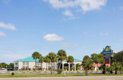Fort Pierce Hotel | Days Inn & Suites by Wyndham Fort Pierce Midtown