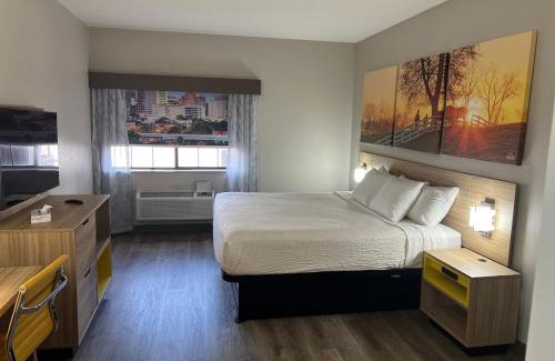 Hollywood Park Hotel | Days Inn & Suites by Wyndham San Antonio North/Stone Oak