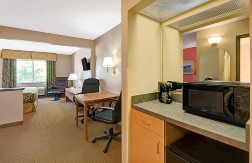 Victory Hills Hotel | Days Inn & Suites by Wyndham Airport Albuquerque