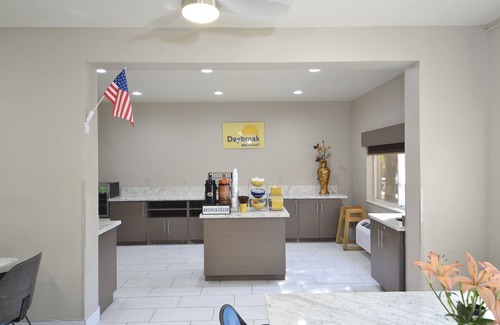Victory Hills Hotel | Days Inn & Suites by Wyndham Airport Albuquerque
