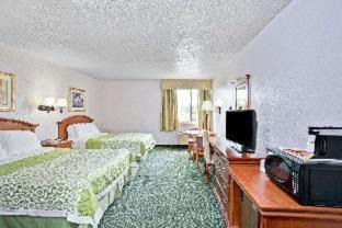 Fullerton Hotel | Days Inn & Suites by Wyndham Fullerton