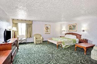 Fullerton Hotel | Days Inn & Suites by Wyndham Fullerton