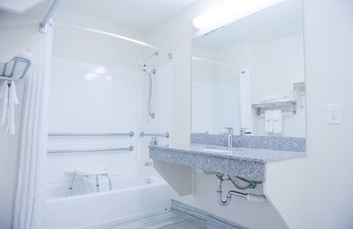 Athens Hotel | Days Inn & Suites by Wyndham Athens Alabama