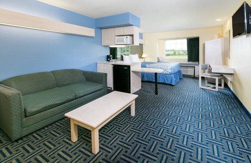 Pryor Hotel | Days Inn & Suites by Wyndham Pryor