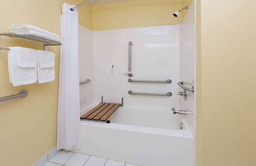 Pryor Hotel | Days Inn & Suites by Wyndham Pryor