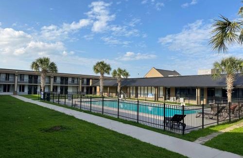 Jennings Hotel | Days Inn & Suites by Wyndham Jennings