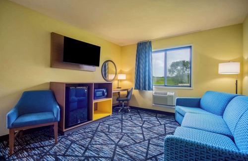 Waterloo Hotel | Days Inn & Suites by Wyndham Waterloo