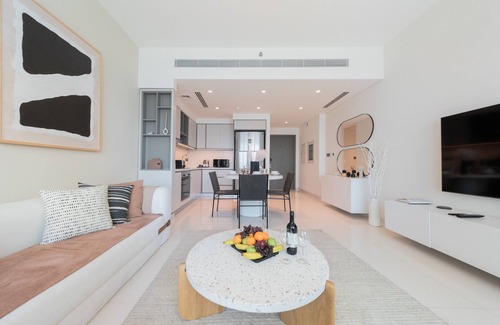 Dubai Marina Apartment | Dazzling 2BR Apt Beachfront w/Sea View