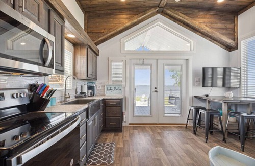 Kerens House | Dazzling + Modern Tiny Lake Home