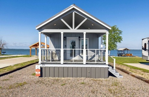 Kerens House | Dazzling + Modern Tiny Lake Home