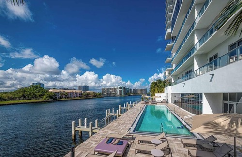 North Beach Apartment | Dazzling Ocean Views 3/2 for 6 Luxury Hyde Beach