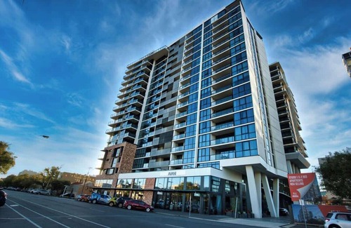 Adelaide Central Business District Apartment | DC vs Marvel Theme ft Arcade Machine - Pool - Gym - BBQ - Sauna - Steam Room