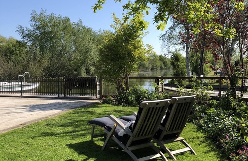 Municipality of Stichtse Vecht House | De Duif - Small country house, directly on the lake, in a nature reserve