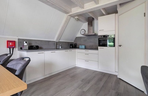 Den Velde House | De Steenhoeve - 6 pers. vacation home at fishpond on vacation park 't Hooge Holt