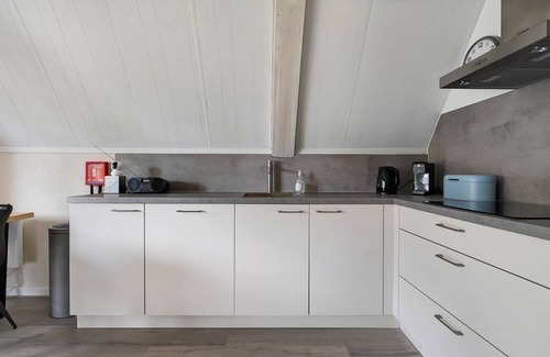 Den Velde House | De Steenhoeve - 6 pers. vacation home at fishpond on vacation park 't Hooge Holt