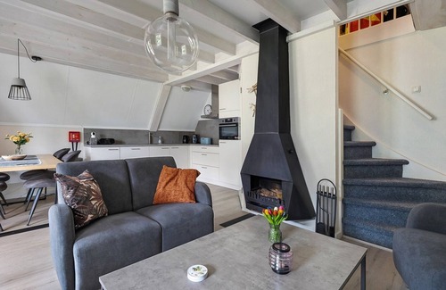 Den Velde House | De Steenhoeve - 6 pers. vacation home at fishpond on vacation park 't Hooge Holt