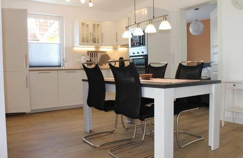 Born auf dem Darss Apartment | De Windroos - terrace, barbecue, beach chair, sun loungers, close to the Bodden, Baltic Sea 6km away, washing machine on request, WLAN