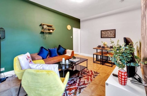 Selhurst Apartment | Dead Cool Flat with Designer Decor – Hassle-Free!