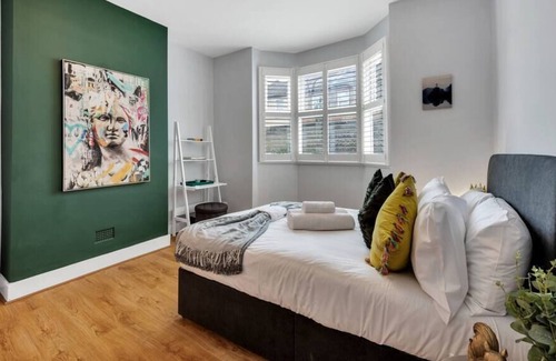 Selhurst Apartment | Dead Cool Flat with Designer Decor – Hassle-Free!