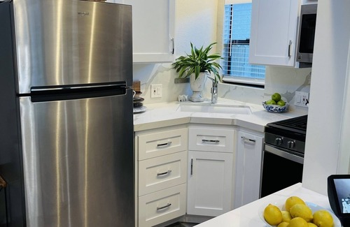 Woodland Hills House | DEAL Honeymoon one bedroom Luxury remodeled Victorian/Beautiful Backyard