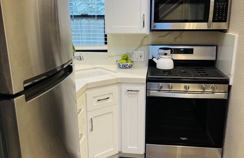 Woodland Hills House | DEAL Honeymoon one bedroom Luxury remodeled Victorian/Beautiful Backyard