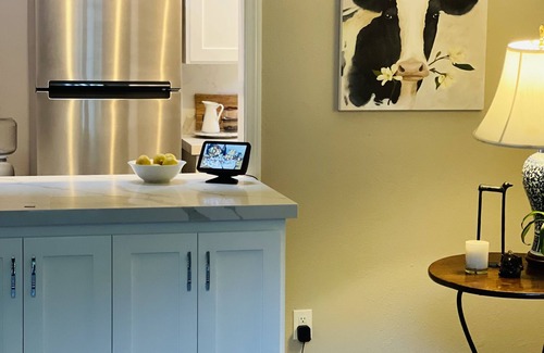 Woodland Hills House | DEAL Honeymoon one bedroom Luxury remodeled Victorian/Beautiful Backyard