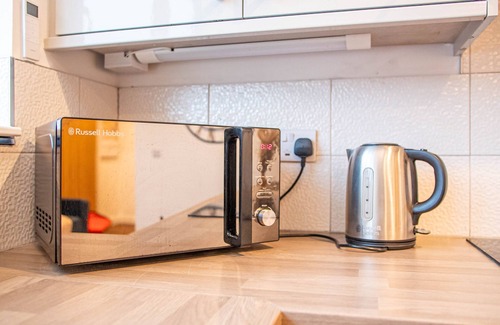 Kirkheaton Apartment | DealHouse 1-Bedroom Spiral Stairs & Shower-Bath