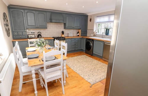 Staindrop Cottage | DEANERY VIEW, pet friendly, with a garden in Staindrop