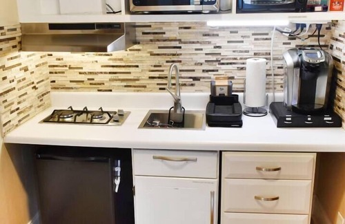 Cotswold House | Deck & Private Entrance near UpTown & SouthPark