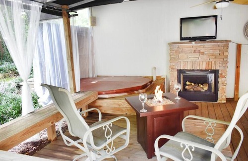 Cotswold House | Deck & Private Entrance near UpTown & SouthPark