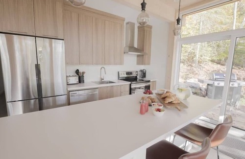 La Conception Ski Chalet | Deck Views, BBQ, Near Mont Tremblant