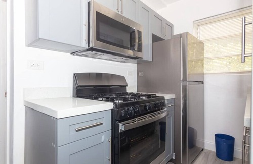 South Beach Condo | Deco Apt w/2 Queen Beds on Ocean Dr, South Beach
