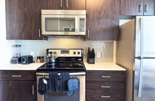 Beverly Hills Apartment | Deco Style W/Pool & GYM + Parking 10min to Cedars