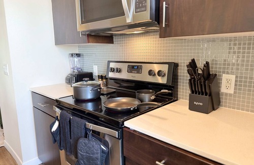 Beverly Hills Apartment | Deco Style W/Pool & GYM + Parking 10min to Cedars