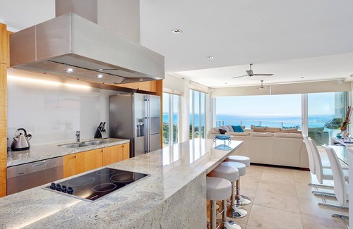 Rainbow Beach House | Dee's Retreat - Rainbow Beach. Five Star Luxury Accommodation. Pool. Stunning Views.
