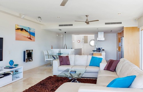Rainbow Beach House | Dee's Retreat - Rainbow Beach. Five Star Luxury Accommodation. Pool. Stunning Views.