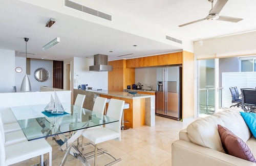 Rainbow Beach House | Dee's Retreat - Rainbow Beach. Five Star Luxury Accommodation. Pool. Stunning Views.