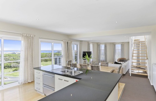 Warrnambool Hotel | Deep Blue Hotel & Hot Springs
