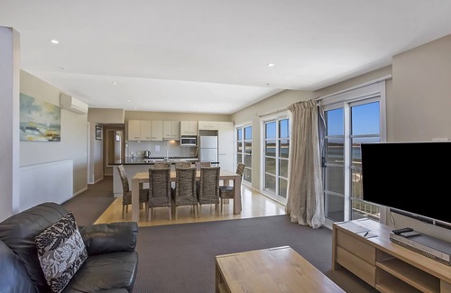 Warrnambool Hotel | Deep Blue Hotel & Hot Springs