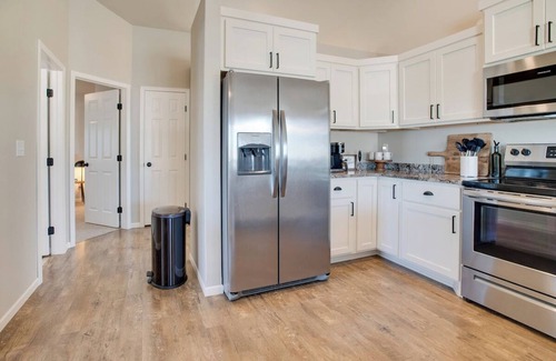 Fargo House | Deer Creek Haven · Easy Access to I29 & I94 | Family Friendly