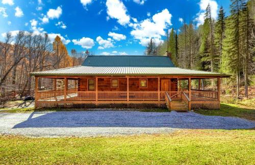 Saluda House | Deer Haven by AvantStay Cabin w Pond Waterfall
